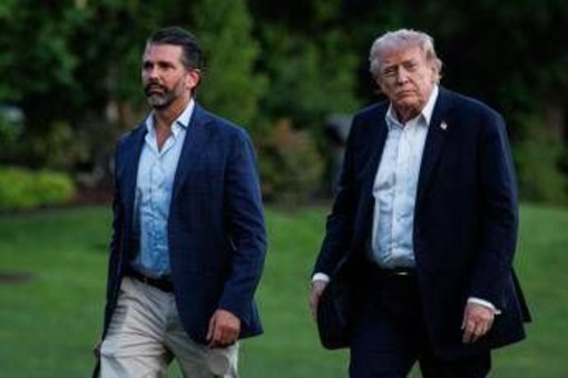 Trump non andrà alle nozze del figlio Don jr: "Momento cruciale, devo stare alla Casa Bianca" Trump non andrà alle nozze del figlio Don jr: "Momento cruciale, devo stare alla Casa Bianca"