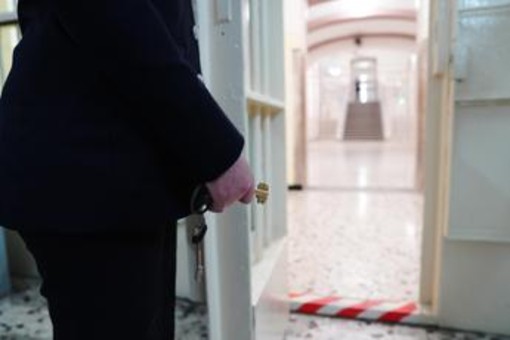 Carceri, rapporto Antigone: "Condizioni al limite della sopravvivenza tra caldo estremo e sovraffollamento record"