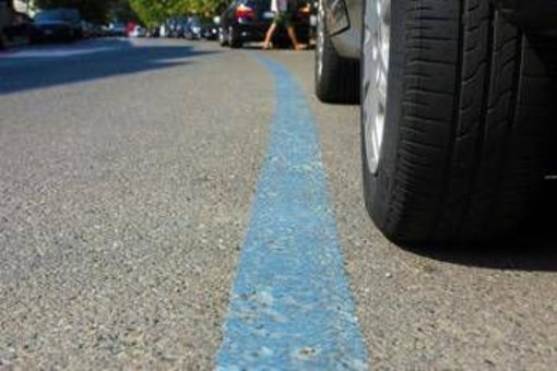 Strisce blu e ticket sosta scaduto, ecco quanto si può 'sforare' senza essere multati Strisce blu e ticket sosta scaduto, ecco quanto si può 'sforare' senza essere multati