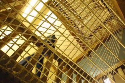 Allarme suicidi in carcere, Forza Italia apre a 'riforme'. Stop di Delmastro: &quot;No a svuota-carceri&quot;