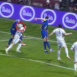 Bosnia-Italia: fallo di mano di Dzeko sul gol del pari, poi gli azzurri reclamano un'espulsione. Cos'è successo