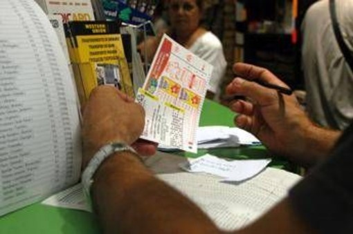 Superenalotto martedì 25 novembre, estratta la combinazione vincente Superenalotto martedì 25 novembre, estratta la combinazione vincente