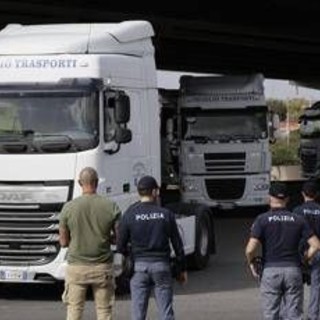 Protesta dei tir, stop ai blocchi in Campania: ripartono i rifornimenti. Il Garante invoca la precettazione Protesta dei tir, stop ai blocchi in Campania: ripartono i rifornimenti. Il Garante invoca la precettazione