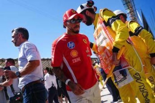 F1: Gp Spagna, Hamilton subito out per problema ai freni F1: Gp Spagna, Hamilton subito out per problema ai freni