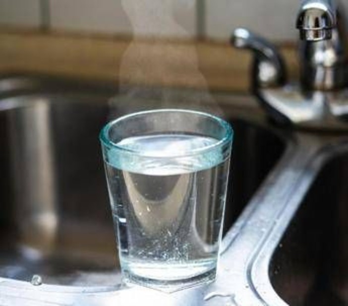 Bere acqua calda fa bene? Falsi miti e (pochi) benefici, le risposte Bere acqua calda fa bene? Falsi miti e (pochi) benefici, le risposte