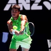 Alcaraz mima i crampi agli Australian Open, presa in giro a Sinner?