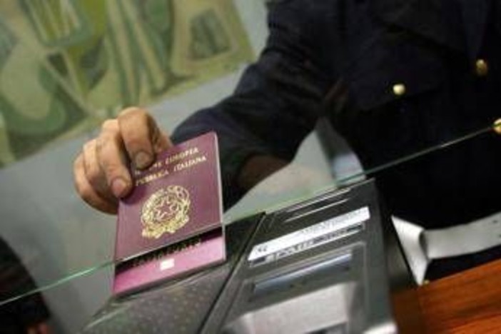 Migranti, Spagna ripristina controlli alle frontiere per viaggiatori dall’Italia