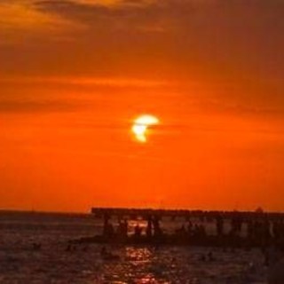 Eclissi parziale di sole, lo spettacolo al tramonto nei cieli d'Italia Eclissi parziale di sole, lo spettacolo al tramonto nei cieli d'Italia