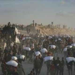 Gaza, media: &quot;Uccisi 9 palestinesi in coda per gli aiuti&quot;