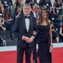 Mostra di Venezia, Giuli sul red carpet con pochette rossa e spilletta verde per la Palestina