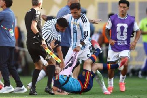 Mondiali, follia Paredes dopo finale: rissa ed espulsione. E Otamendi litiga con Rodri Mondiali, follia Paredes dopo finale: rissa ed espulsione. E Otamendi litiga con Rodri