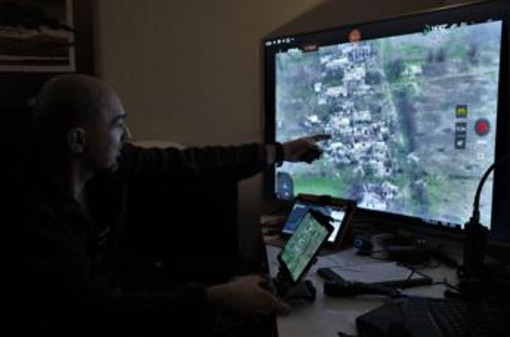 Ucraina-Russia, massiccio attacco di droni di Kiev su Mosca: colpita un'altra raffineria Ucraina-Russia, massiccio attacco di droni di Kiev su Mosca: colpita un'altra raffineria