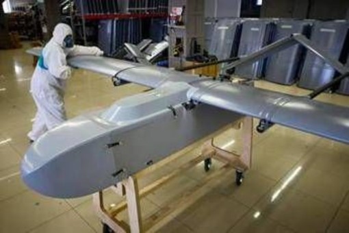 Ucraina, droni 'madre' e attacchi invisibili: la nuova arma segreta terrorizza Mosca