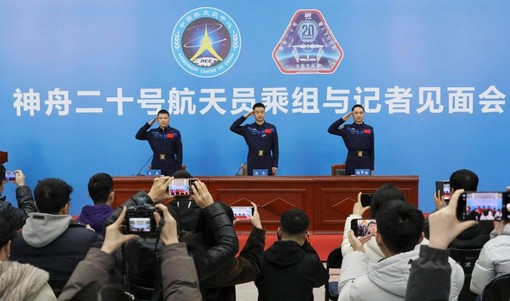 Cina, conferite medaglie ai tre astronauti della missione Shenzou-20 Cina, conferite medaglie ai tre astronauti della missione Shenzou-20