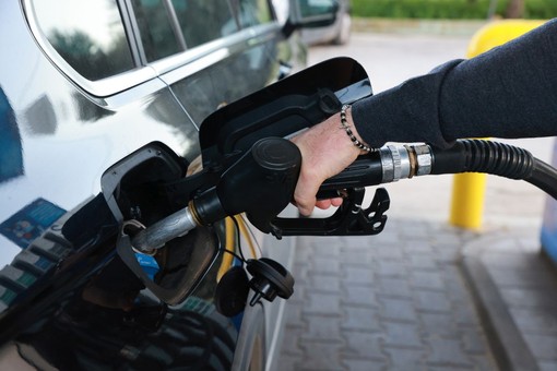 Carburanti: Mimit, prezzo medio self benzina 1,934 euro/litro, gasolio 2,026