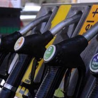 Prezzi benzina ancora in rialzo, quanto costano oggi i carburanti alla pompa