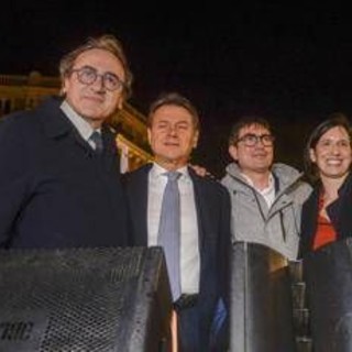 Centrosinistra, nota congiunta dei leader: "Primarie entro febbraio. Pessima manovra, manifestazione a dicembre" Centrosinistra, nota congiunta dei leader: "Primarie entro febbraio. Pessima manovra, manifestazione a dicembre"