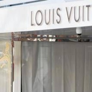 Colpo grosso da Louis Vuitton in via dei Condotti, vetrina sfondata con l'auto e merce rubata