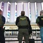 Guanti che danno la scossa elettrica, il nuovo strumento in dotazione dell'Ice Guanti che danno la scossa elettrica, il nuovo strumento in dotazione dell'Ice