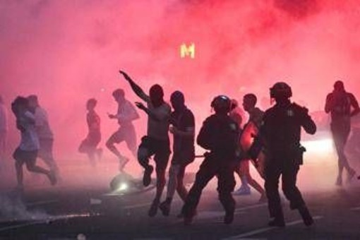 Francia, scontri dopo la vittoria del Psg in Champions: oltre 280 arresti a Parigi Francia, scontri dopo la vittoria del Psg in Champions: oltre 280 arresti a Parigi