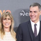 Spagna, rinviata a giudizio la moglie del premier Sanchez: passaporto ritirato