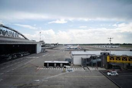 Milano, mezzo urta muso di un aereo a Linate: disagi già rientrati Milano, mezzo urta muso di un aereo a Linate: disagi già rientrati
