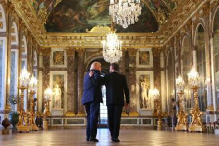 Aragosta, caviale e tartufo: il menù della cena tra Macron e Trump a Versailles Aragosta, caviale e tartufo: il menù della cena tra Macron e Trump a Versailles