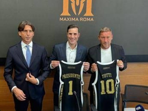 La Maxima Roma si presenta, con Totti per riportare in alto il basket della Capitale La Maxima Roma si presenta, con Totti per riportare in alto il basket della Capitale