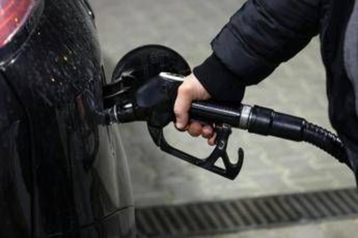 Carburanti, prezzo di benzina e diesel in rialzo: gasolio oltre i 2 euro Carburanti, prezzo di benzina e diesel in rialzo: gasolio oltre i 2 euro