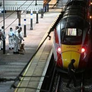 Accoltellamento sul treno, 10 feriti: nove sono in pericolo di vita, indaga anche antiterrorismo