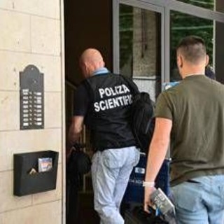 Coppia uccisa in casa a Bologna, coinquilino ripreso prima della fuga: il punto degli investigatori