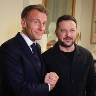 Macron vede Trump: "Colloqui costruttivi su Ucraina e Mar Rosso". Oggi il tycoon incontra Zelensky