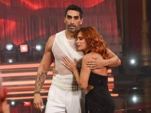 Filippo Magnini, la 'presa' a Ballando lo mette ko: "Ho il collo mezzo bloccato" Filippo Magnini, la 'presa' a Ballando lo mette ko: "Ho il collo mezzo bloccato"