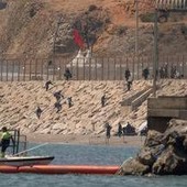 Marocco, tensione al confine: decine di migranti fermati vicino Ceuta Marocco, tensione al confine: decine di migranti fermati vicino Ceuta