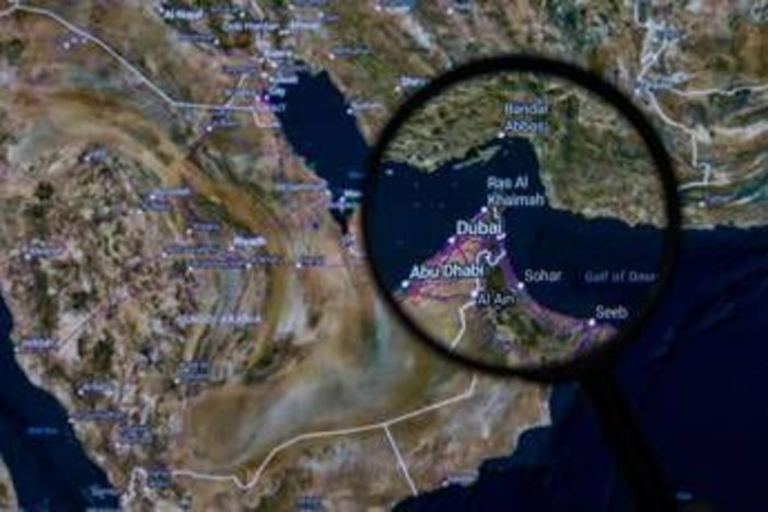 Iran, dopo Hormuz riapre parte dello spazio aereo. Trump: "Negoziati durante il fine settimana" - Diretta