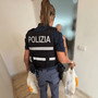 Non mangiava da giorni e viveva in condizioni di degrado a Fiuggi: poliziotti le comprano cibo Non mangiava da giorni e viveva in condizioni di degrado a Fiuggi: poliziotti le comprano cibo