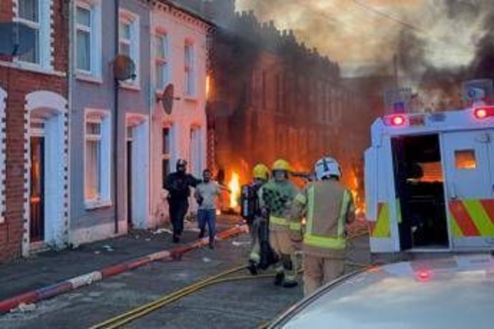 Proteste a Belfast, Elon Musk e Reform Uk cavalcano i 'riot': cosa sta succedendo