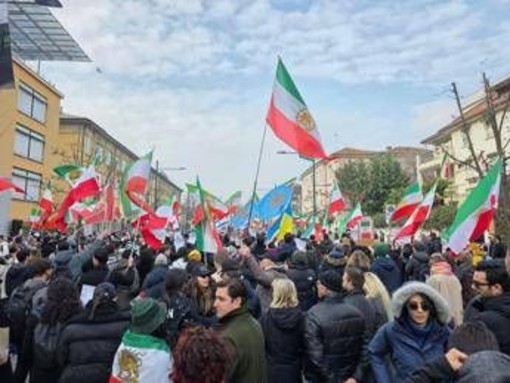 Iran, proteste di fronte al consolato di Milano: "Viva lo Shah"