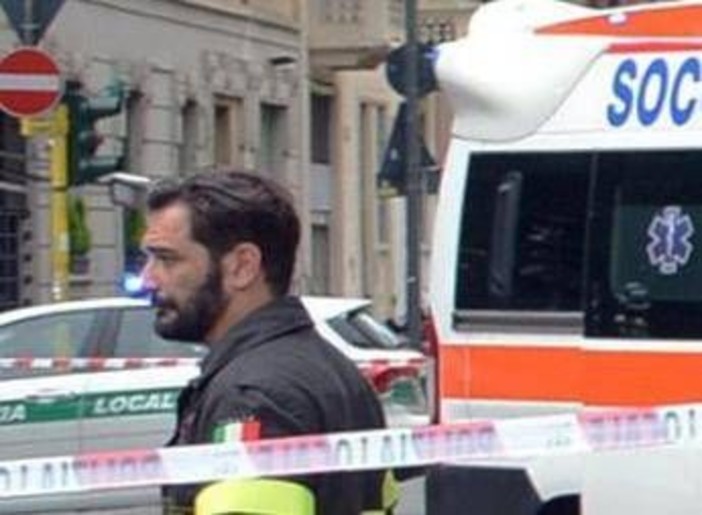 Incidente in corso Sempione a Milano tra mezzo Amsa e due auto: un morto e due feriti