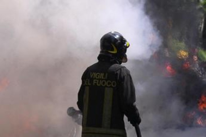 Roma, incendio a Tor di Valle: chiuso tratto della via del Mare verso Ostia. Deviazioni e lunghe code Roma, incendio a Tor di Valle: chiuso tratto della via del Mare verso Ostia. Deviazioni e lunghe code
