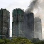 Hong Kong, almeno 55 i morti del maxi incendio: soccorritori cercano sopravvissuti