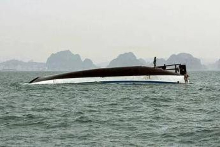 Vietnam, si rovescia battello turistico con 53 persone a bordo: almeno 28 i morti