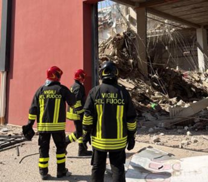 Crollo palazzina Messina, 6 dispersi: ricerche rese difficili da incendio che cova sotto le macerie Crollo palazzina Messina, 6 dispersi: ricerche rese difficili da incendio che cova sotto le macerie