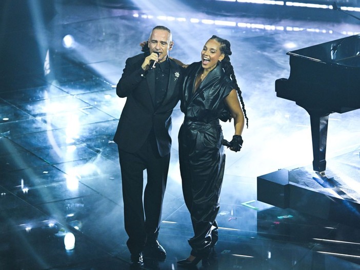 Sanremo, Filippucci vince tra i giovani. Emoziona il duetto Ramazzotti-Alicia Keys Sanremo, Filippucci vince tra i giovani. Emoziona il duetto Ramazzotti-Alicia Keys