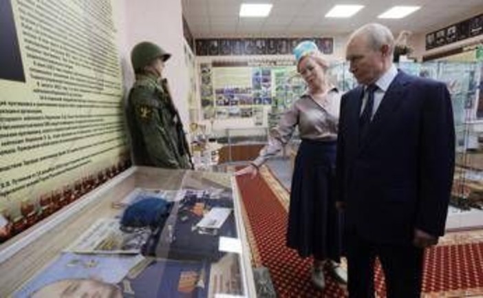 Russia, Putin visita per la prima volte le isole Curili: ferma protesta del Giappone Russia, Putin visita per la prima volte le isole Curili: ferma protesta del Giappone