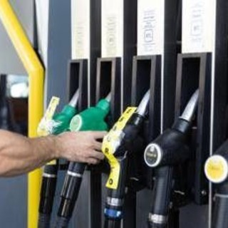 Carburanti, tetto ai prezzi in metà delle stazioni di servizio: calano benzina e gasolio Carburanti, tetto ai prezzi in metà delle stazioni di servizio: calano benzina e gasolio