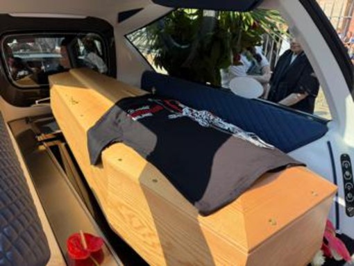 Don Mazzi, folla a Milano per i funerali: "Testimone di speranza, giustizia, accoglienza"