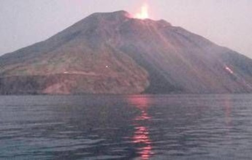 Stromboli, trabocco e flusso lavico sulla Sciara del Fuoco