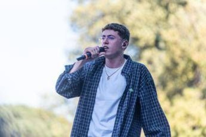 Sanremo 2026, Tredici Pietro tra i big: chi è il rapper che 'odia i raccomandati' Sanremo 2026, Tredici Pietro tra i big: chi è il rapper che 'odia i raccomandati'