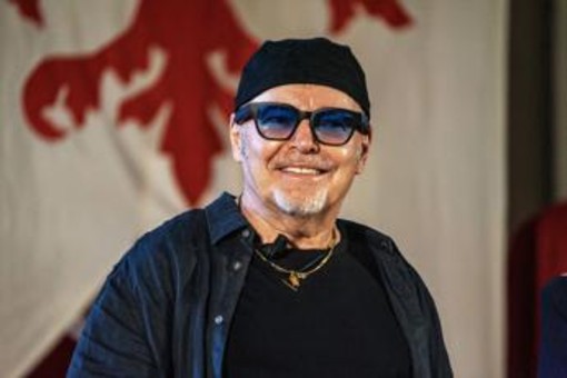 Vasco Rossi in ospedale, operato alla schiena: "Sono già in piedi" Vasco Rossi in ospedale, operato alla schiena: "Sono già in piedi"